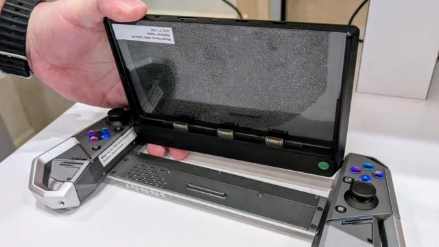 <b>Intel a inventat un desktop PC, care e şi tabletă, consolă de gaming şi laptop</b>În spatele uşilor închise s-au întâmplat lucruri interesante la CES 2025, iar Intel a prezentat un concept foarte interesant de gadget. E vorba despre un hibrid între consolă de gaming, laptop şi desktop PC, dar şi tabletă