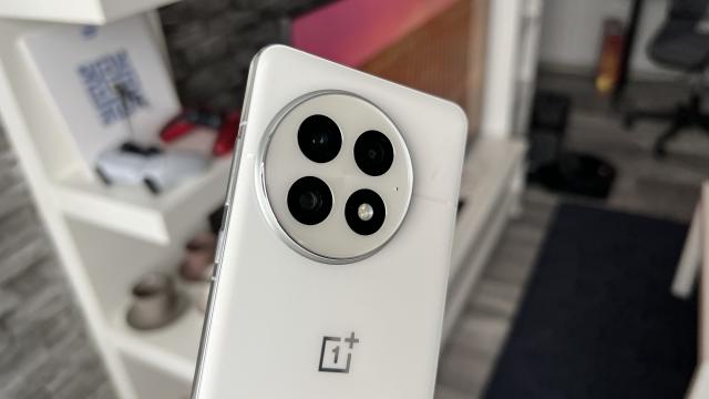 <b>OnePlus 13 Mini îşi dezvăluie specificaţiile în detaliu şi nu se zgârceşte la procesor</b>OnePlus crede în formaturi inedite de telefoane, de vreme ce ar pregăti o ediţie Mini a lui OnePlus 13. Am tot auzit de ea, iar acum avem o listă cu specificaţiile, care suna credibil şi nu precupeţeşte performanţă.