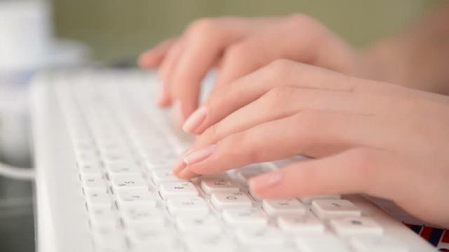 <b>Reducerile REALE continuă pe Altex și după Paște; Azi avem PC All-in-One, router și aparat de aer condiționat</b>Chiar dacă Paștele a trecut, asta nu înseamnă că ofertele din online se reduc ca număr, ba dimpotrivă. Descoperim dis-de-dimineață faptul că cei de la Altex.ro continuă seria de Reduceri REALE zilnice, de această dată în ofertă fiind incluse produse