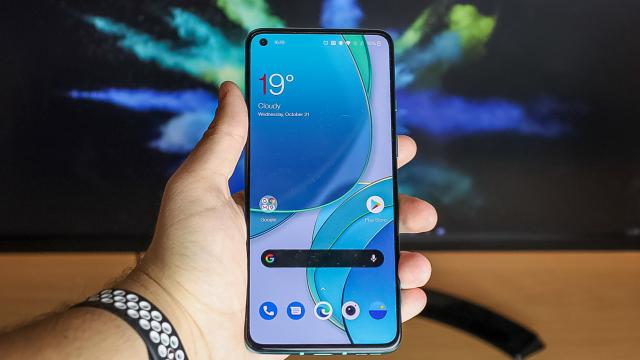 <b>OnePlus 8T: Display foarte luminos, unul care oferă satisfacție la gaming, Netflix</b>OnePlus are ecrane de calitate pe telefoanele sale de ceva vreme deja, aşa că nu ne aşteptam la nimic mai prejos de la OnePlus 8T. Vine cu un panou Fluid AMOLED de 6.55 inch, cu rezoluţie Full HD+ (2400 x 1080 pixeli), dar şi refresh rate de 120 Hz şi..