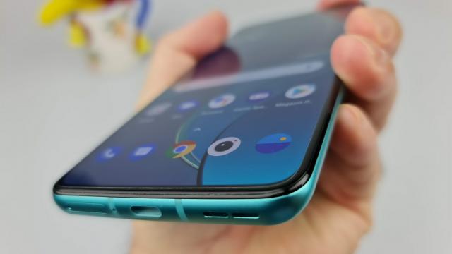 <b>OnePlus 8T: Benchmark-uri de top noiembrie 2020</b>OnePlus nu a făcut compromisuri la performanţă aici, cum nu făcuse nici la OnePlus 8 în primăvară. Ne oferă un procesor Snapdragon 865, unul octa core de 7 nm+, alături de 12 GB RAM şi 256 GB Stocare UFS 3.1 pe versiunea testată de noi.