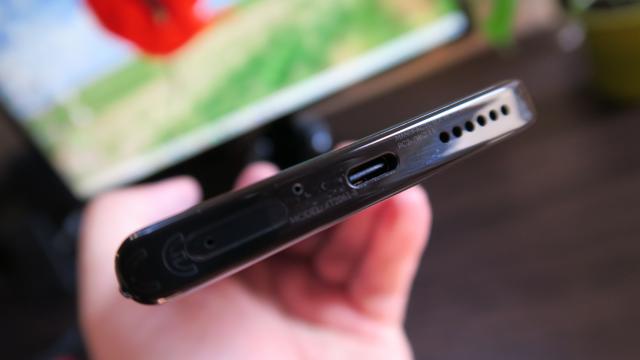 <b>Motorola Edge+: Baterie peste rivalii Oppo şi Huawei, lentă la încărcare</b>Motorola Edge a stat deja bine la baterie şi acum primim un upgrade serios, la 5000 mAh pe Motorola Edge+. Avem şi încărcare rapidă la 18W (se putea mai bine), dar şi încărcare wireless la 15W şi încărcare inversă la 5W. Astfel, dacă puneţi alte..