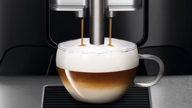 <b>REDUCERI REALE Altex: azi avem espressor automat BOSCH și smart TV Sony BRAVIA cu diagonală mare</b>La mijloc de săptămână descoperim faptul că ALTEX ne-a pregătit o nouă rundă de REDUCERI REALE, pe lista de azi fiind incluse 8 produse foarte interesante, printre care și un espressor automat BOSCH despre care