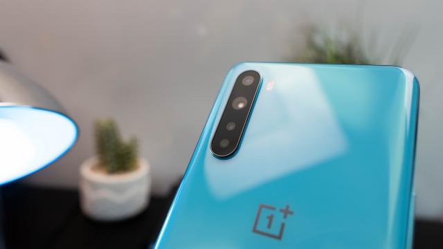 <b>OnePlus Nord: Hardware super-high-midrange pe reţeta deja consacrată</b>În 2020 s-a conturat segmentul de telefoane super high midrange, care e definit de câteva atribute care se tot repeta: 5G, procesor Snapdragon 765G, camera quad şi ecran cu refresh rate de 90 Hz. Dacă se poate la mai puţin de 2000 de lei... OnePlus Nord..