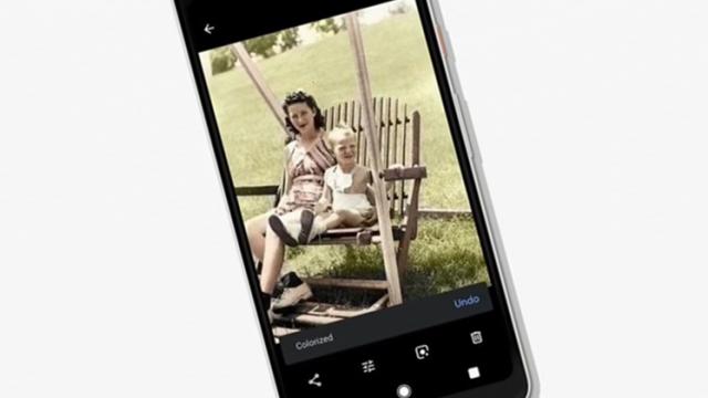 <b>Google I/O 2018: Google Photos primeşte scanare de documente, funcţie de colorare a fotografiilor alb-negru</b>De pe scena conferinței Google I/O 2018 nu puteau lipsi noutățile legate de Photos, una dintre cele mai actualizate aplicații din portofoliul marelui G. Astfel celebrul software de afișare a fotografiilor și de editare totodată, a primit funcții