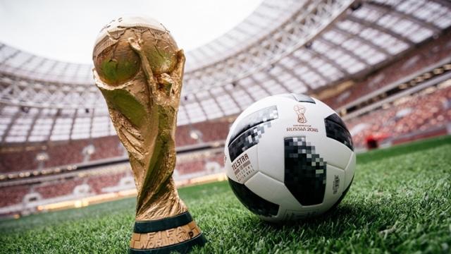 <b>Turul Magazinelor #421: Pregătiri pentru Cupa Mondială FIFA 18 - televizor uriaş Ultra HD, minge Adidas World Cup şi Chromecast Ultra</b>Nu ne-a mai rămas foarte mult timp până la startul Cupei Mondiale de Fotbal ediția 2018, astfel că este cam cazul să ne punem la punct cu produsele necesare pentru ca experiența din timpul meciurilor să fie una ideală. Vă propunem cu această