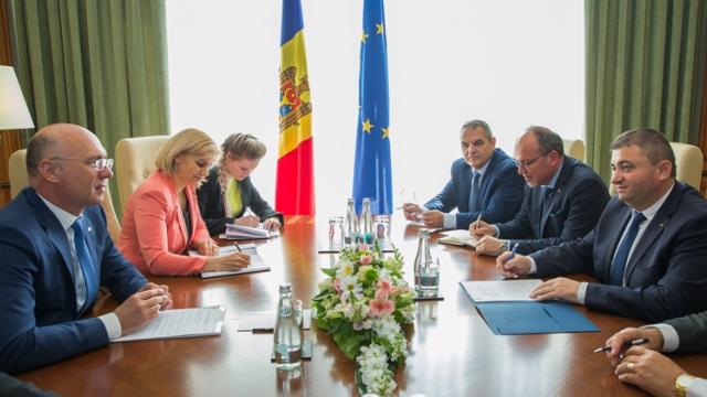 <b>Punte de roaming peste Prut: România şi Moldova discută despre eliminarea roaming-ului între cele două ţări</b>Roaming-ul încă reprezintă o problemă, chiar și acum când tarifele au început să scadă, dar pentru viitor lucrurile se anunță ceva mai favorabile. Descoperim astăzi că România și Republica Moldova se află în discuții pentru eliminarea tarifelor