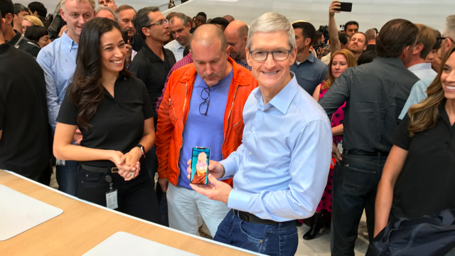 <b>iPhone X este cel mai bine vândut smartphone din luna martie, câteva surprize în top 5 şi top 10</b>După ce am auzit luni întregi cât de prost s-a vândut iPhone X şi ce dezamăgire este, a venit Apple cu raportul financiar trimestrial şi a spulberat toate aşteptările. Ştiam deja că iPhone X a fost cel mai bine vândut iPhone din ultimele 6 luni, iar..