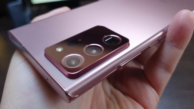 <b>Seria Galaxy Note va reveni în 2022, după un experiment eșuat cu integrarea suportului S-Pen pe Galaxy S21 Ultra</b>Pe fondul zvonurilor referitoare la posibila renunțare la seria Galaxy Note, la mijloc de lună martie nimeni altul decât CEO-ul Samsung a venit cu o declarație publică prin care dezvăluia detalii despre viitorul acestui lineup