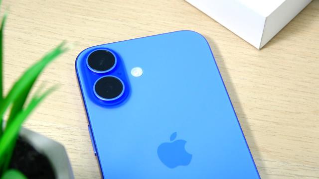 <b>Cel mai vândut telefon din 2025 este un iPhone; Top 10 vânzări potrivit Counterpoint este aici!</b>Se pare că începutul lui 2025 vine cu o revenire spectaculoasă pentru Apple. După doi ani în care modelele Pro dominau clasamentele, iPhone 16 – varianta standard – s-a întors în forță și a devenit cel mai vândut telefon din lume