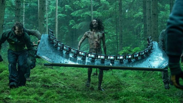 <b>20 de iPhone-uri, un singur cadru; Danny Boyle filmează „28 Years Later” în stil bullet time</b>Danny Boyle (regizor și producător britanic) intră într-o nouă zonă de experiment cu „28 Years Later”, un film horror cu buget mare (75 de milioane de dolari), dar filmat aproape integral cu iPhone 15 Pro Max. Nu doar unul, ci până la 20 de iPhone-uri