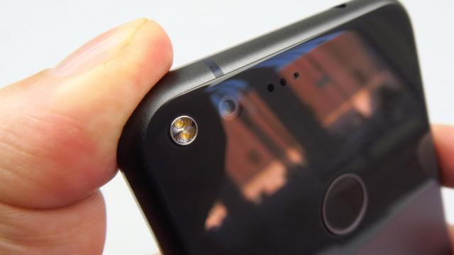 <b>Google Pixel XL: Camera supremă pe 2016, spulberă orice rival</b>Ne place să testăm un campion, iar Google Pixel XL se poziţionase deja în această postură la testele experţilor DxOMark, dar cum eu tind să fiu Toma Necredinciosul, nu am crezut până nu am văzut. Şi se pare că DxOMark avea dreptate. Hai să vedem în ce..