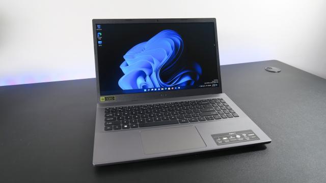 <b>Prezentare Acer Aspire 5 A515-57: Laptop de buget cu construcție excelentă, procesor Intel Core i3-1220P și Windows 11 preinstalat</b>Anul trecut am testat mai multe laptopuri, atât modele de gaming, cât și variante Office, de buget sau mai puțin accesibile. Anul acesta „spargem gheața” cu un notebook Acer Aspire 5 A515-57, cu procesor Intel din generația a 12-a la interior, din zona