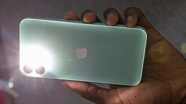 <b>iPhone 11 strălucește atunci când bliț-ul LED este aprins! Un easter-egg de efect la petreceri</b>Termenul de "easter-egg" l-ați mai auzit cu siguranță, acesta făcând referire la funcții ascunse pe care le utilizatorii le descoperă la un produs să spunem. Google include asemenea "comori" în cadrul versiunilor noi Android și