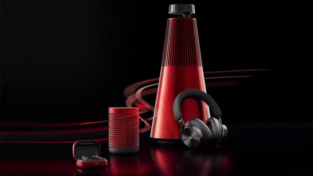 <b>Bang & Olufsen anunță un parteneriat cu Ferrari și lansează ediții speciale pentru boxele și căștile din portofoliu, pe roșu intens</b>Nu vedem atât de des colaborări între companii din zona auto și cea audio, dar astăzi descoperim o asemenea asociere, cea dintre Bang & Olufsen și Ferrari. Ia astfel naștere colecția Ferrari care promovează excelența B&O în aluminiu