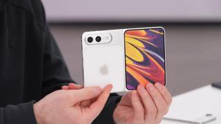 Unbox Therapy a primit o machetă și mai realistă pentru iPhone Fold; Noul model arată cât de subțire ar putea fi viitorul telefon pliabil Apple
