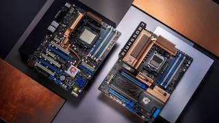 ASUS lansează ROG Crosshair 2006: Placă de bază omagiu pentru primul model ROG, cu design retro și ecran OLED integrat