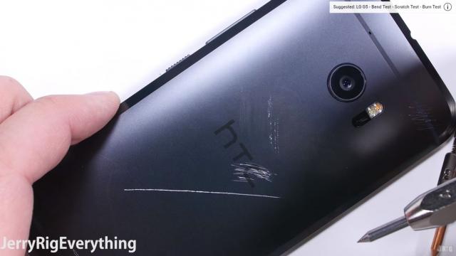<b>HTC 10 trece prin teste de durabilitate: ars, zgâriat şi îndoit; S-a descurcat mai mult decât onorabil! (Video)</b>Flagship-ul HTC 10 ajunge astăzi pe masa de teste a youtuber-ului JerryRigEverything, persoană ce are o altă metodă de testare a device-urilor proaspăt apărute. Astfel, telefonul trece prin numeroase teste de durabilitate, fiind ars, zgâriat și într-un