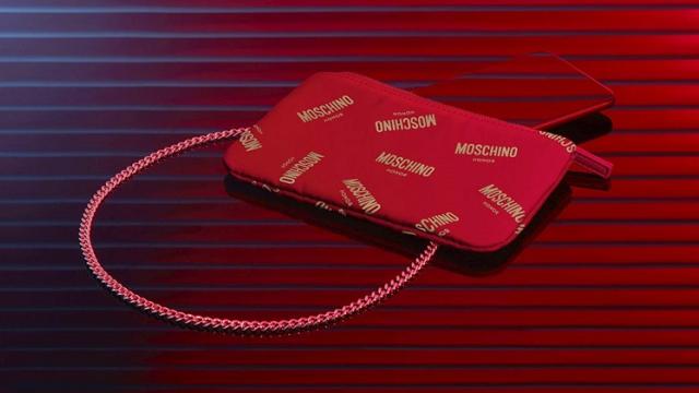 <b>Honor 20 va avea şi o versiune Moschino, care debutează luna viitoare alături de accesorii elegante</b>Ştiţi deja probabil că brandul Honor se pregăteşte să lanseze un flagship luna viitoare în Londra. Va fi de fapt o întreagă serie, compusă din Honor 20, Honor 20 Pro şi Honor 20 Lite, iar acum aflăm că va exista şi o versiune fashion