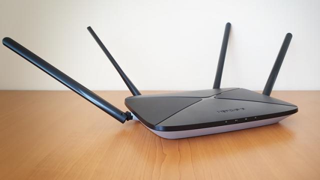 <b>Concurs! Iată cum poți câștiga routerul Mercusys AC12G ce aduce suport IPTV și viteze Gigabit</b>Exact cum vă povesteam în cadrul prezentării pentru routerul Mercusys AC12G AC1200, organizăm și un concurs special în parteneriat cu Mercusys prin care punem la bătaie proaspătul dispozitiv de față. Acesta este primul router