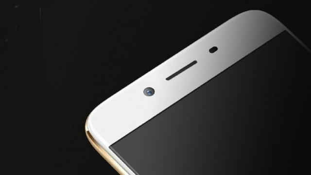 <b>Câteva dintre dotările lui Oppo R9s sunt confirmate de o listare AnTuTu</b>Pentru data de 19 octombrie chinezii de la Oppo pregătesc lansarea modelului R9s - un telefon din zona upper mid-range ce ne va aduce la pachet o cameră frontală de 16 megapixeli pentru selfie-uri inedite. Primim și 4 GB memorie RAM la bord, iar potrivit