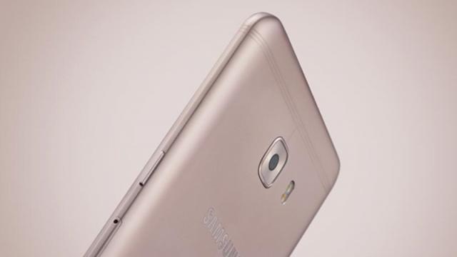 <b>Samsung Galaxy C9 apare în noi imagini ce ne oferă o privire mai detaliată asupra antenelor redefinite</b>Samsung Galaxy C9 a început a-și face apariția în din ce în ce mai multe imagini, semn că lansarea sa oficială se apropie. Descoperim astăzi noi astfel de materiale ce ne oferă o privire mai detaliată asupra design-ului pe care noul produs îl va adopta