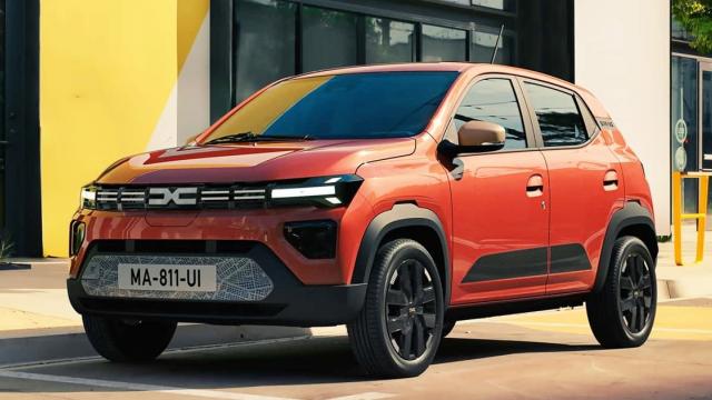 <b>Primul facelift pentru Dacia Spring e aici și aduce noi elemente de design, inspirate de modelul Duster</b>La 4 ani de la prezentarea oficială, iată că Dacia Spring primește și un prim facelift important. Vorbim despre elemente de design noi, inspirate de la modelul Duster. Vorbim despre modificări importante apărute atât la exterior, cât și la interior