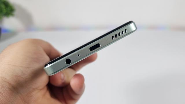 <b>Allview Soul X20: Acustică mulțumitoare cu un speaker mono gălăgios la gaming</b>Sunt multe telefoane de buget ce au difuzoare stereo încă din 2023, dar există și excepții precum este cazul lui Allview Soul X20. El aduce acustică mono. Difuzorul este amplasat la bază, acolo unde găsim un port USB-C și ceva de care ai putea avea nevoie