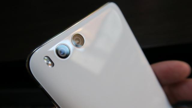 <b>Xiaomi Mi 6 (6 GB RAM) are o reducere tare atractivă pe Light in the box! Și Redmi 4A se vinde la preț bun</b>Sosește astăzi din partea celor de la Light in the box o nouă ofertă atractivă, fiind vorba despre varianta cu 128 GB de stocare flash a lui Xiaomi Mi 6. Acest telefon poate fi achiziționat pentru sub 1.600 lei cu TVA inclus și există o opțiune