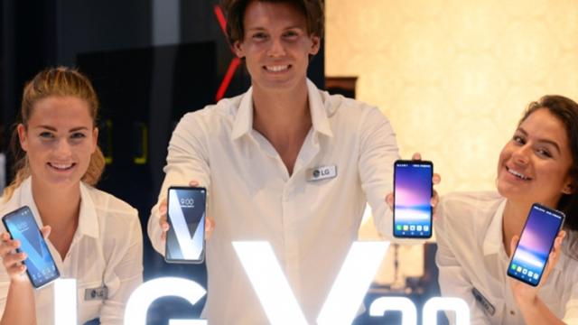 <b>LG V30 va sosi la MWC 2018 într-o versiune cu extra funcţii AI</b>Deși nu va lansa flagship-ul LG G7 în cadrul târgului de tehnologie Mobile World Congress 2018 din Barcelona, sud-coreenii de la LG Electronics au în plan să prezinte alte dispozitive și aparent și o variantă actualizată a phablet-ului LG V30