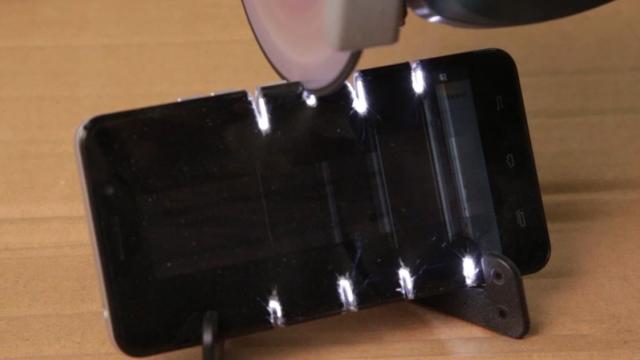 <b>Ulefone Metal face cunoștiință cu un flex electric; iată un test de rezistență pus la cale chiar de către producător</b>Cei de la Ulefone continuă seria de clipuri demonstrative ce îl au în prim-plan pe smartphone-ul Metal - terminal disponibil în acest moment la precomandă ce sosește alături de dotări hardware interesante la un preț foarte bun. Vedem astăzi cât de bine