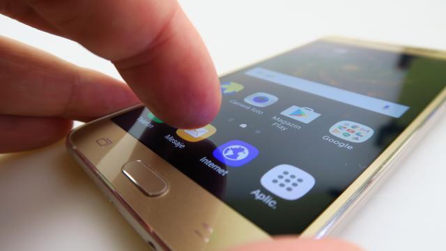 <b>Samsung Galaxy J5 (2016): Baterie foarte, foarte bună în segmentul său de preţ şi nu numai</b>Cred că Samsung a făcut deja o tradiţie din implementarea de baterii solide pe telefoanele sale. Flagship-urile S7 au baterii bune, modelele Galaxy A 2016 au super baterii şi acum şi Galaxy J5 (2016) se prezintă tot cu o baterie de calitate