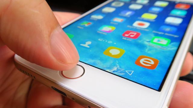 <b>Blackview Ultra Plus: OS, UI, aplicaţii blocate în Lollipop, interfaţă fistichie</b>Mă aşteptam ca Blackview Ultra Plus să copieze nu doar lookul unui iPhone, ci şi interfaţa acestuia, cum fac de obicei clonele de modele Apple. Ei bine, nu e cazul de aşa ceva aici, pentru că primim la bord un Android 5.1 cu o interfaţă custom fistichie
