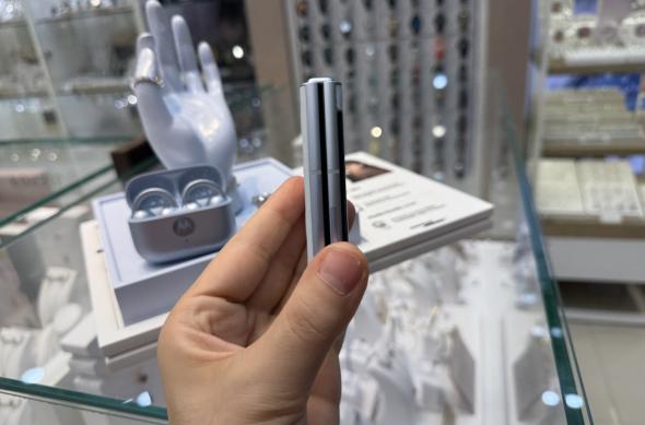 Motorola RAZR 60 (Briliant Collection) - Fotografii Hands-on: Photo 10.09.2025, 19 54 45.jpg