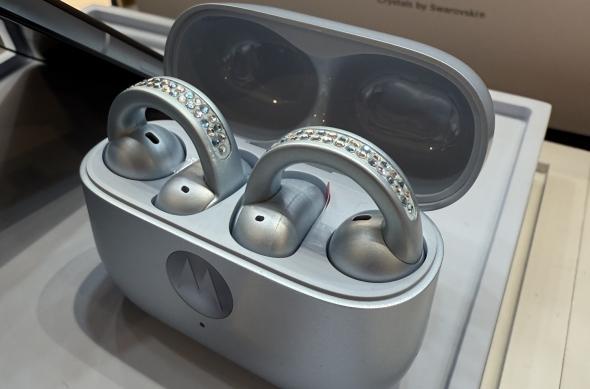 Motorola Moto Buds Loop (Brilliant Collection) - Fotografii hands-on: Photo 10.09.2025, 19 42 48.jpg