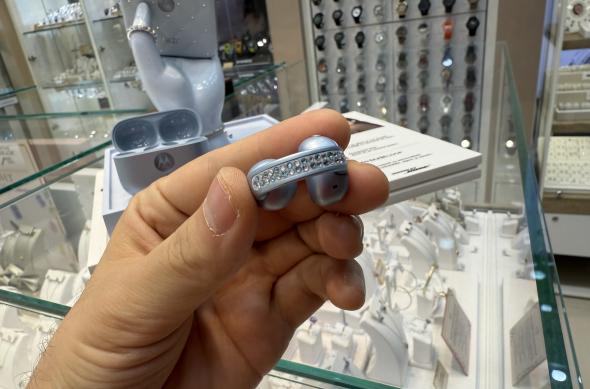 Motorola Moto Buds Loop (Brilliant Collection) - Fotografii hands-on: Photo 10.09.2025, 19 52 55 (1).jpg