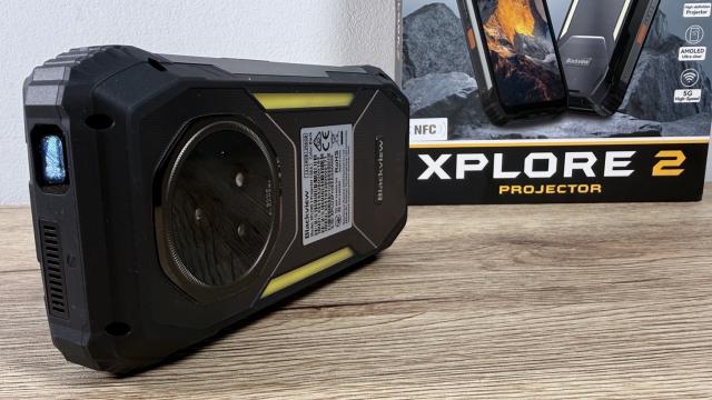 <b>Unboxing Blackview Xplore 2 Projector: Smartphone robust cu proiector integrat și baterie de 20.000 mAh!</b>Alex tocmai ce a pus mâna în cadrul IFA 2025 pe un smartphone Blackview Xplore 2 Satellite. Ei bine, după cum era prezentat și în clip, apare în serie și o variantă „Projector”, ce are un videoproiector integrat. Ei bine, a ajuns deja pe masa noastră