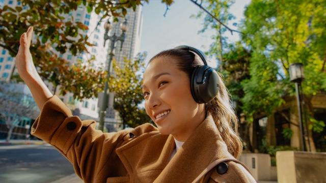 <b>Oferte de sezon din Germania #10: Top 5 căști audio budget-friendly cu autonomie mare și sunet de calitate</b>Iată că am ajuns la episodul #10 din seria „Oferte de sezon din Germania”. Odată cu sosirea toamnei, serile devin mai liniștite, iar plimbările spre liceu sau școală mai răcoroase – momentul perfect să te bucuri de muzica ta preferată. Dacă vrei un sunet