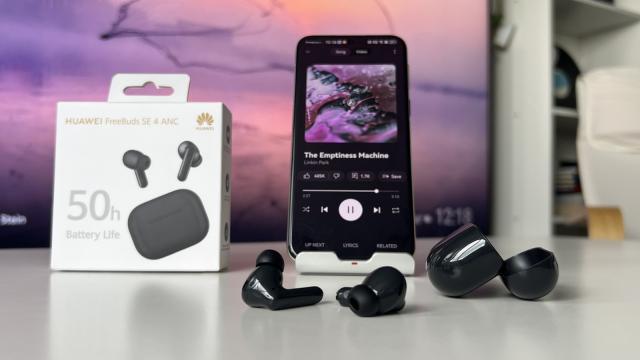 <b>Huawei FreeBuds SE 4 disponibile acum în România; preț 299 lei pe Huawei Store și cupon de reducere de 10%</b>Huawei a anunțat recent noile căști wireless FreeBuds SE 4, primele din seria SE care vin cu anulare activă a zgomotului (ANC). Modelul este deja disponibil oficial și în România, prin Huawei Store, la prețul de 299 lei. În această perioadă există și un