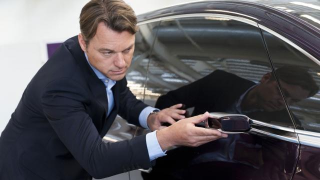 <b>Dacia pregătește un nou model cu dezvoltare comprimată la doar 16 luni; Renault mizează pe AI, colaborare globală și viteză în fața presiunii chineze</b>Într-un interviu acordat Ziarului Financiar, Laurens van den Acker, chief design officer al grupului Renault, a detaliat noua abordare: un model complet nou Dacia este în lucru și va fi gata în doar 16 luni, cu lansare programată în 2026. Asta înseamnă..