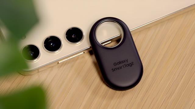 <b>E LUNI e AMAZON: Samsung Galaxy SmartTag2 cu Bluetooth, Compass View, IP67 și autonomie de până la 500 de zile (pachet de 4 bucăți)</b>Episodul de azi din seria noastră „E LUNI e AMAZON” ne duce direct în zona gadgeturilor utile și (prea des) subestimate. Dacă și tu ai pierdut vreodată cheile, geanta sau chiar bicicleta – atunci o să-ți placă la nebunie descoperirea de azi.