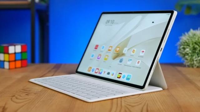 <b>RESIGILATUL ZILEI #107: Huawei MatePad 12 X PaperMatte, cu tastatură inclusă – perfectă pentru școală, facultate și productivitate oriunde</b>Am ajuns la episodul #107 din seria „RESIGILATUL ZILEI”, iar astăzi schimbăm puțin registrul și trecem de la muzică și relaxare la productivitate și învățare. Începutul de an școlar și universitar vine cu provocări noi, cursuri, proiecte și multe ore