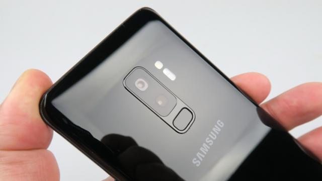 <b>Samsung Galaxy S9 a fost cel mai bine vândut smartphone din lume în aprilie, dar Apple domină top 10</b>Deși a venit vara, studiile de piață sosesc abia acum pentru luna aprilie, o perioadă în care cel mai bine vândut smartphone a fost nimeni altul decât Samsung Galaxy S9. Potrivit companiei de research Counterpoint și varianta sa Plus s-a comercializat