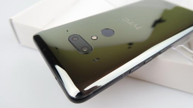 <b>HTC U12+ Unboxing: din cutia neoficială iese speranţa cu 4 camere a taiwanezilor (Video)</b>Îl scoatem astăzi din cutie pe HTC U12+, probabil singurul flagship al companiei taiwaneze din acest an - un telefon ce păstrează un ecran clasic fără vreun decupaj inestetic în ecuație sau alte modificări de genul. Smartphone-ul se livrează cu două