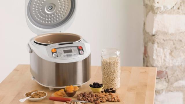 <b>Turul Magazinelor #559: 2 telefoane de gaming la reducere, multicooker Philips, trotinetă şi aspirator robot</b>A trecut mini vacanţa, a revenit lumea de la mare şi e momentul pregătirilor pentru sezonul de vară. Vara înseamnă păr de pisică şi câine în plus, deci nu strică un aspirator robot, mai ales că am găsit unul sub 1000 de lei