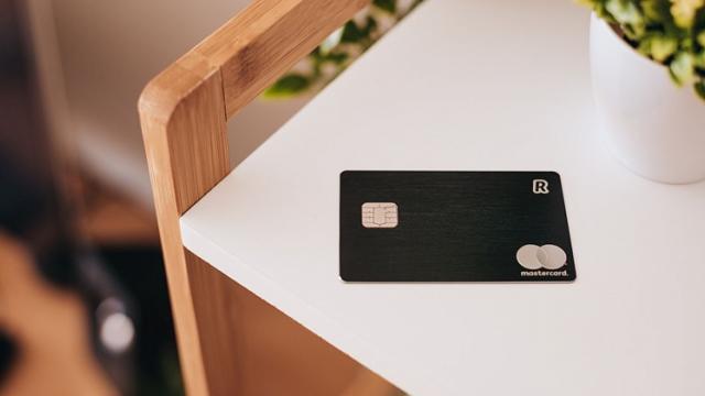 <b>Revolut împlineşte un an pe piaţa din România, ajunge la 250.000 de utilizatori; Propune o ofertă specială, cu card fizic gratuit</b>Parcă mai ieri debuta Revolut pe piaţa din România, propunându-şi să ofere o alternativă la serviciile de banking clasice. Ei bine azi aflăm că Revolut a împlinit un an de prezenţă pe piaţa locală şi a ajuns la 250.000 de utilizatori