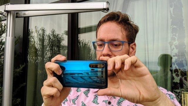 <b>Honor 20 Pro apare în fotografii reale, etalându-și cele 4 camere foto din spate și scanner-ul de amprente lateral</b>Dacă anterior Honor 20 bifa o mega scăpare, astăzi este rândul variantei Honor 20 Pro să se afișeze online - de această dată într-o serie de fotografii reale. Imaginile vin din partea celor de la AndroidCentral.com și pare că au fost