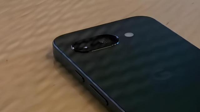 <b>Pixel 9a apare accidental într-o scurgere Samsung S25 Edge; eroare sau un teaser ascuns?</b>Google Pixel 9a a apărut într-o scurgere video ciudată, strecurându-se în imagini destinate lui Samsung Galaxy S25 Edge. Un videoclip de tip YouTube Short, intitulat „Samsung Galaxy S25 Edge Camera Samples”, a fost postat și ulterior șters, dar nu înainte