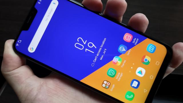 <b>ASUS ZenFone 5z: Display luminos, cu breton care se poate în sfârşit ascunde</b>ASUS Zenfone 5z are în mare acelaşi ecran ca ZenFone 5, doar că din start scapă de meteahna că pe ZenFone 5 nu puteai ascunde bretonul, având o opţiune dedicată. Am înţeles că şi pe ZenFone 5 a venit opţiunea cu un update. Rămâne totuşi acea asimetrie..