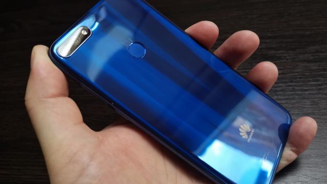 <b>Huawei Y7 Prime (2018): Design de bomboană, lucios, dar cumva nu alunecă</b>Huawei Y7 Prime (2018) este un telefon care arată ca un drops privit din spate, iar din fata ca un Huawei Mate 10 Lite. Are o talie rezonabilă, de 7.8 mm, deci e mai subţire decât un Galaxy S9+. Are şi avantajul că are greutate de doar 155 de grame..